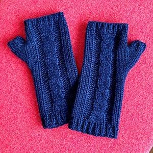 WoolOvers Aran Cable Fingerless Glove - Navy Size Medium